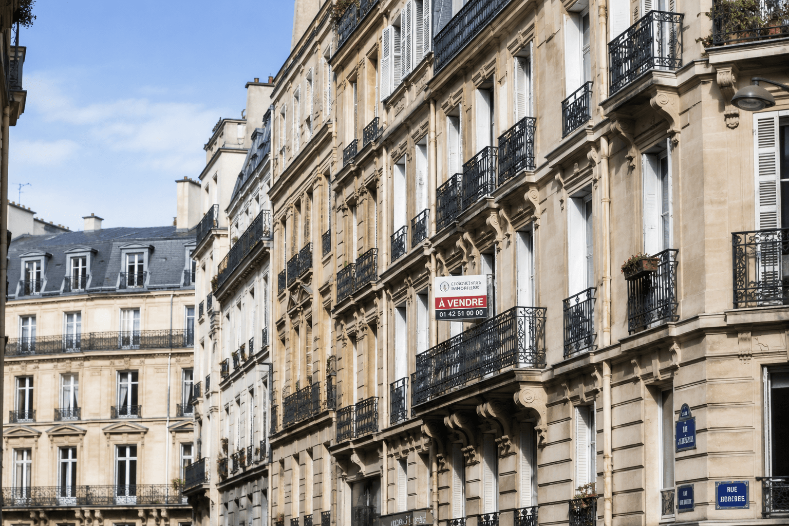 Façades haussmanniennes parisiennes, fenêtres et balcons